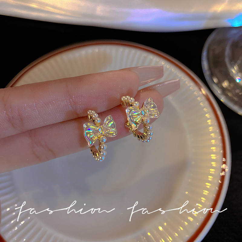 C-shaped colorful bow pearl earrings, a sweet and trendy Japanese and Korean style earpiece that is popular on the Internet. It exudes a sense of sophistication for women and is versatile full figure