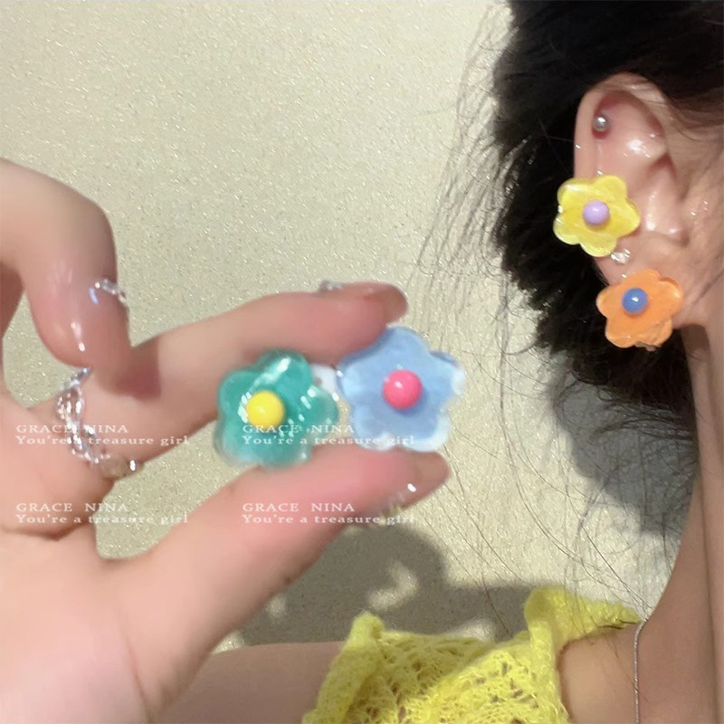 Summer graffiti colorful flower ear clips for women without ear piercings 2025 New bestseller, high-end and elegant sweet earrings Application Scenario