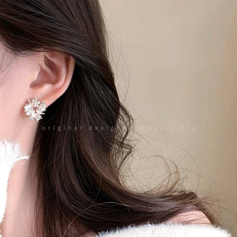 Geometric pearl sunflower silver needle stud earrings for women, unique, exquisite and high-end style earrings, fashionable, niche and individual earrings Specification drawing