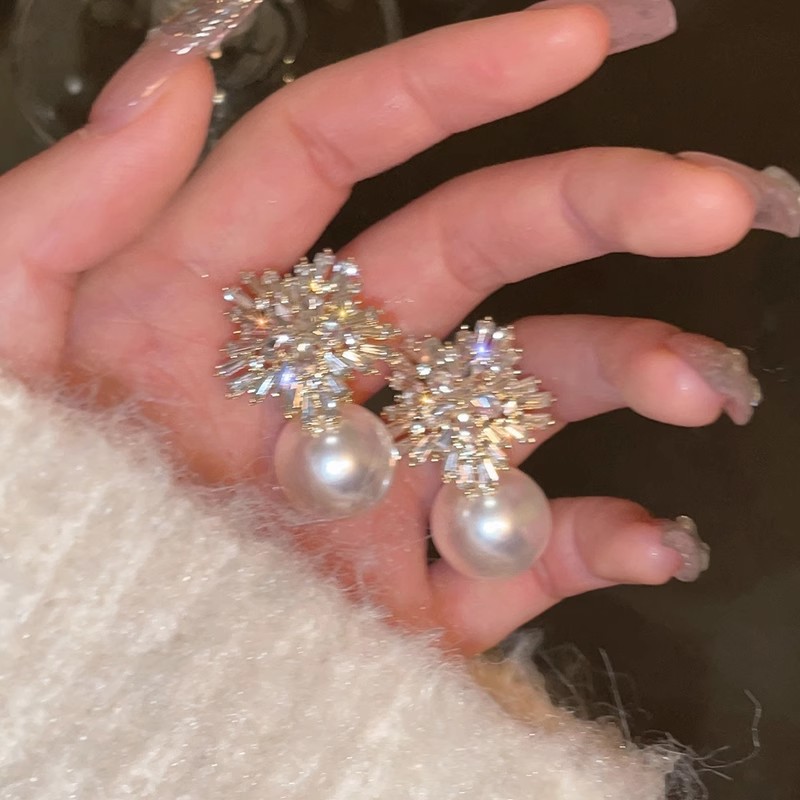Exquisite full-diamond snowflake pearl earrings with a niche design and a high-end feel. The stud earrings are a light luxury, retro and trendy accessory for women details Picture