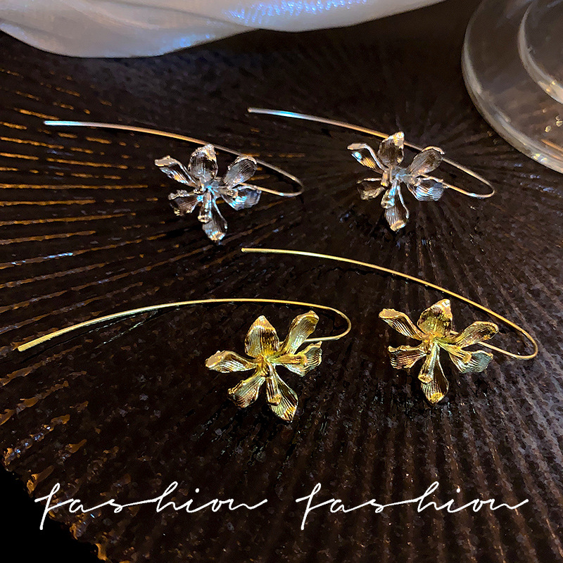 Retro court-style iris flower ear hooks for women, light luxury, individual, fashionable and versatile earrings, high-end ear stud earrings for autumn and winter details Picture