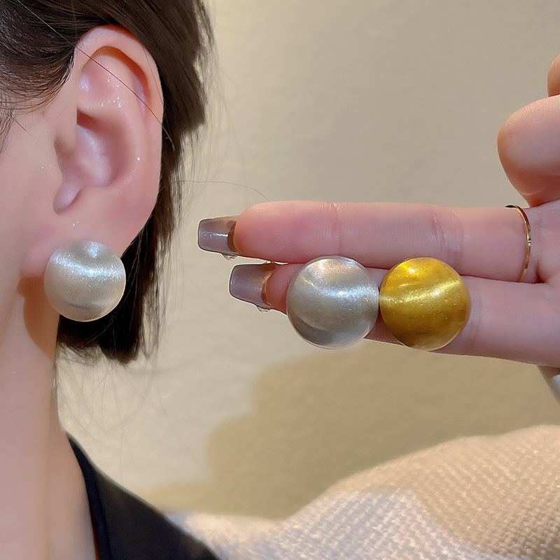Frosted brushed golden bean stud earrings for women, Korean versatile earrings, 2023 new trendy and high-end style earrings Application Scenario