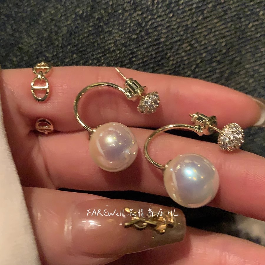 This is a pair of fashionable and elegant pearl stud earrings with a unique design for women, exuding a sense of high-end luxury details Picture