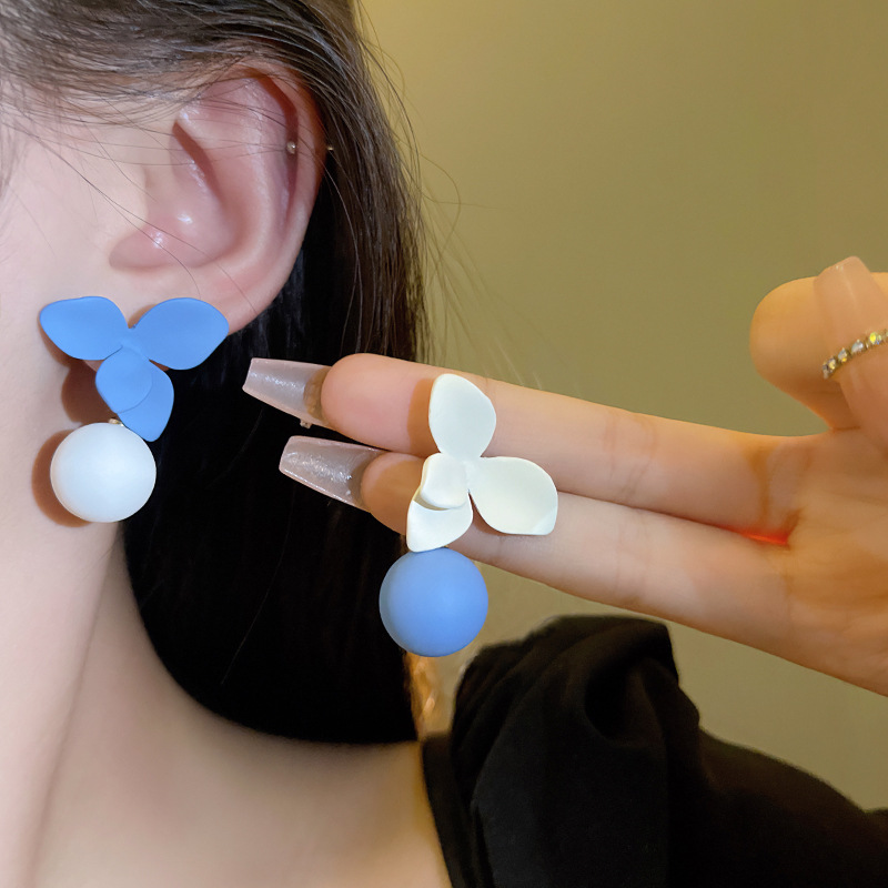Hong Kong retro style, color-blocking earrings, high-end and grand, petal pearl silver needle stud earrings, 2023 new trendy earrings details Picture