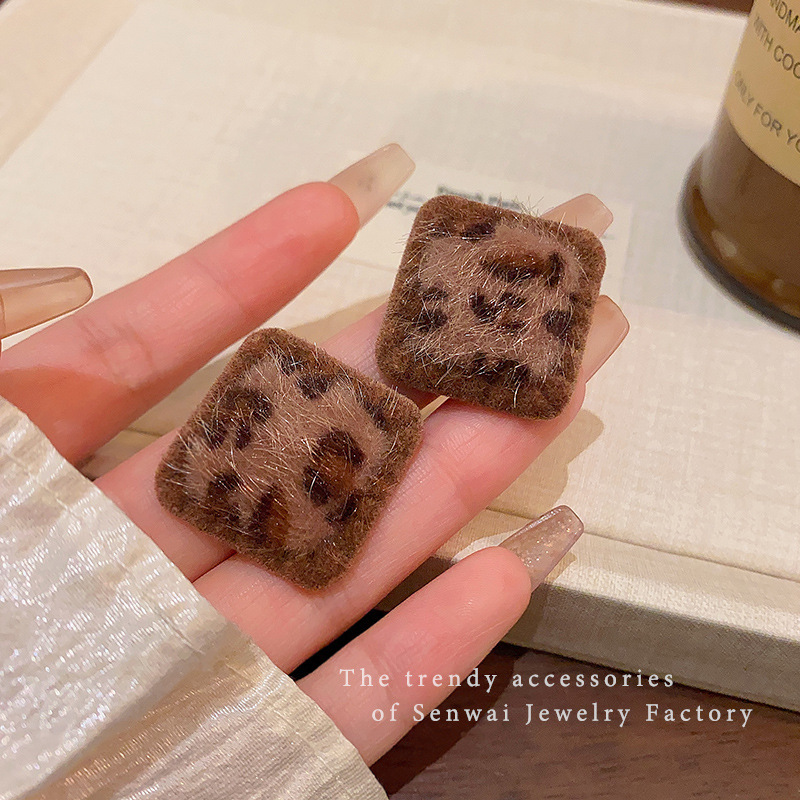 French retro square leopard print fashionable stud earrings for women, light luxury and versatile earrings, niche design, high-end sense earrings details Picture