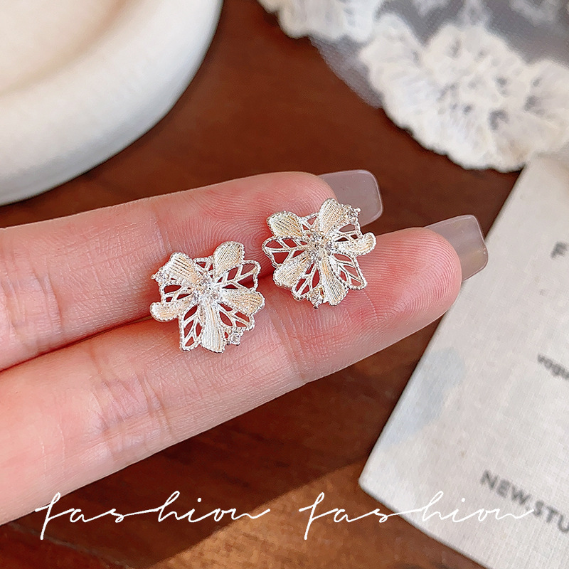 Wholesale of Korean-style ins light luxury flower-shaped stud earrings with hollowed-out lace, a niche and high-end look, fresh and sweet small earrings full figure