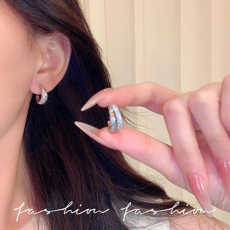 Simple French-style micro-inlaid zircon circular stud earrings, a trendy and versatile, niche Korean light luxury exquisite earrings and earrings full figure
