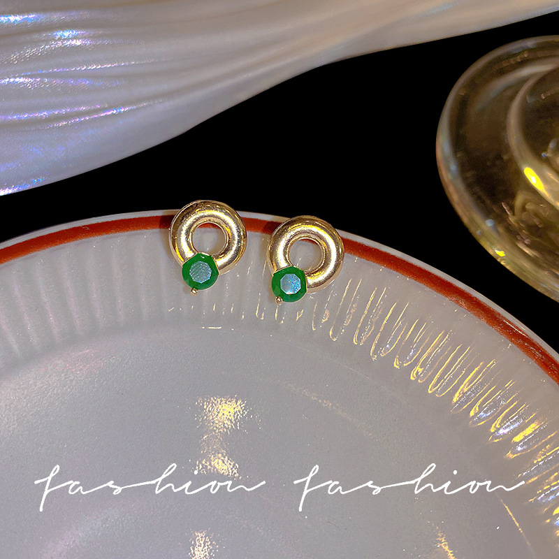 Golden circle zircon stud earrings for women, a niche Korean Internet celebrity style earring, a new trendy and fashionable ear accessory in 2023 Specification drawing