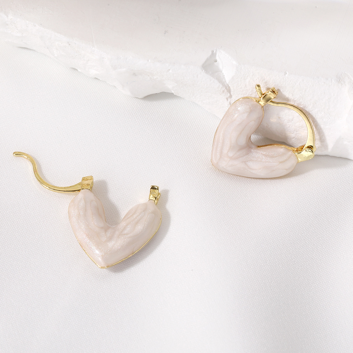 Hot-selling glazed heart-shaped earrings, women's heart earrings, French retro and niche design, white oil-dripping heart details Picture