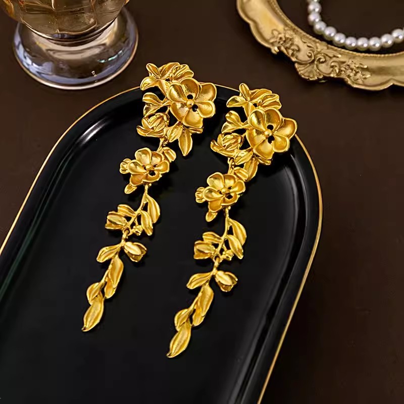 High-end, light luxury and exaggerated style earrings for women, retro golden long leaf earrings, suitable for round and square faces Application Scenario