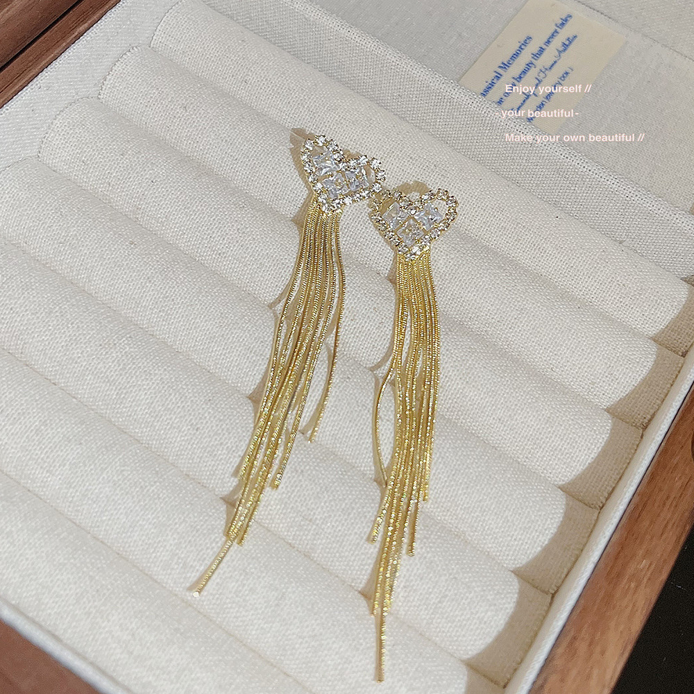 Fashionable, exquisite, versatile, high-end and elegant heart-shaped earrings, a light luxury and niche design for socialite, long tassel earrings for women Application Scenario