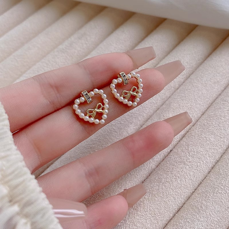 Super ethereal and simple heart-shaped bow, fashionable diamond-encrusted earrings, versatile and elegant stud earrings for women details Picture