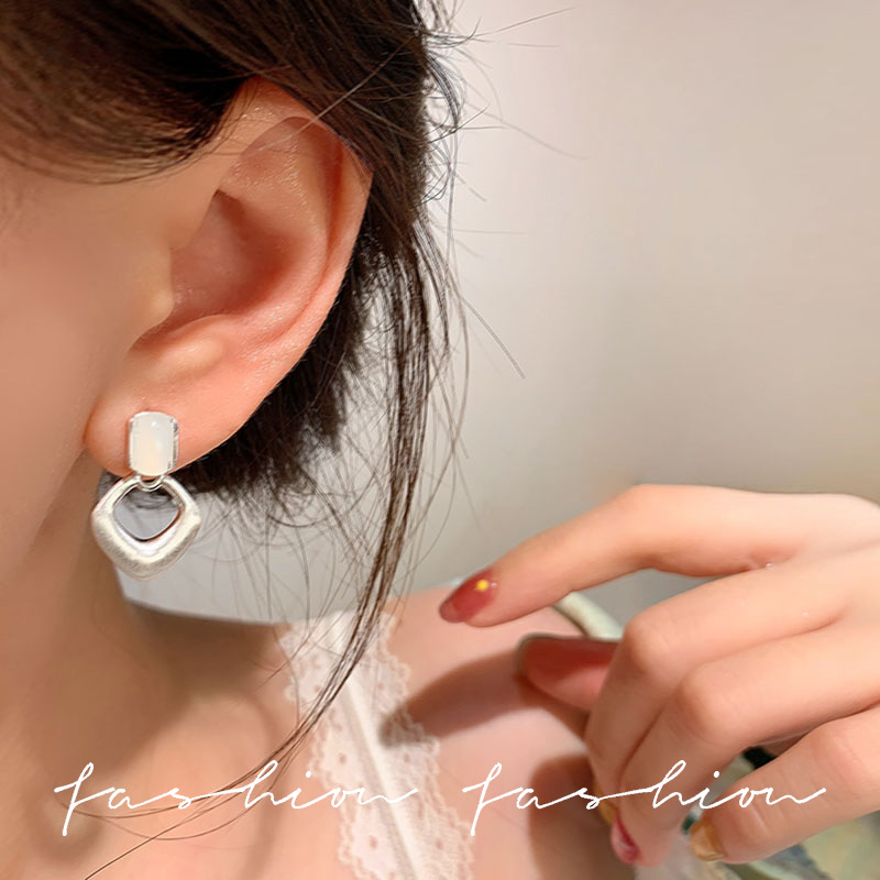 European and American metal brushed geometric cat's eye stud earrings, fashionable and elegant, versatile earrings, simple and cold style earrings and earrings Application Scenario