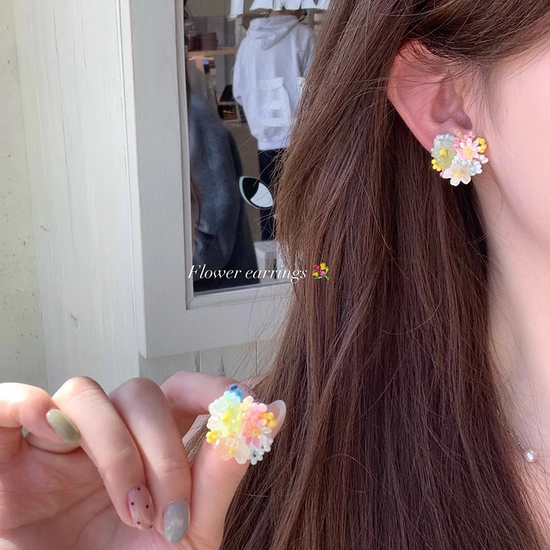 The same flower-shaped earrings as Yu Shuxin's, spring dopamine-colored beaded earrings, are light luxury, niche and high-end earrings details Picture