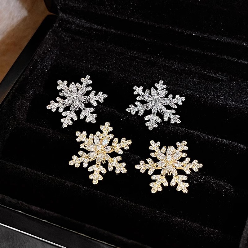Golden Christmas snowflake stud earrings for women, with a light luxury and unique atmosphere, are simple, fashionable and versatile earrings for autumn and winter Application Scenario