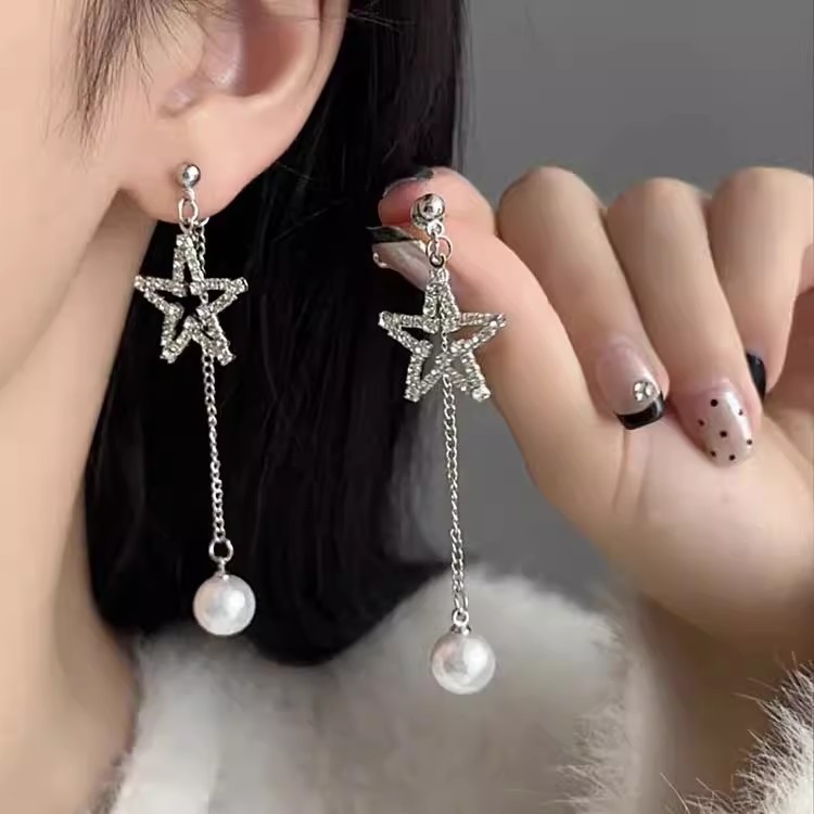 A pair of exquisite full-diamond star-shaped tassel earrings in the same style as Jin Chen, featuring two pairs of pearl stud earrings, exudes a high-end and unique charm full figure