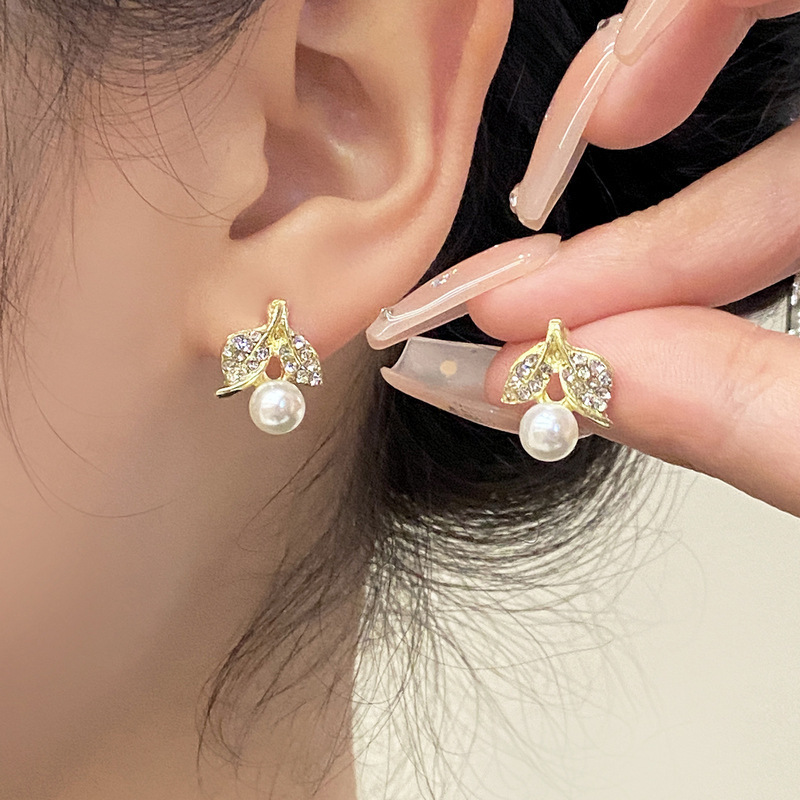 Korean full-diamond leaf pearl earrings with unique and niche design, a new trendy stud earrings in 2023 details Picture