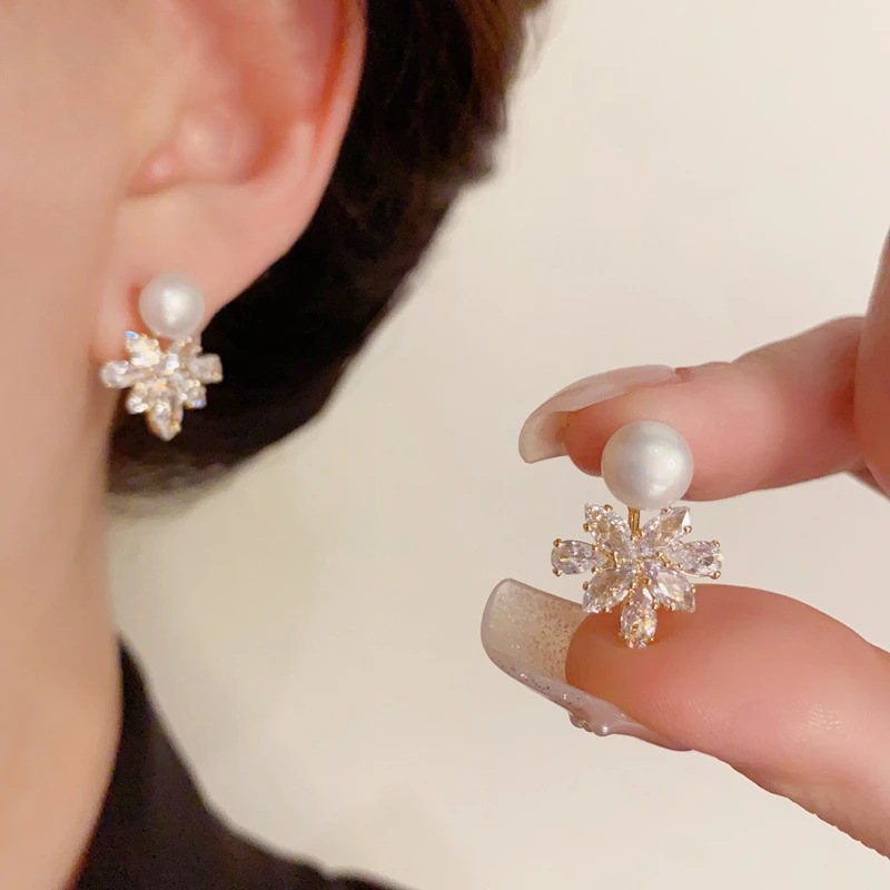 Niche design sense, light luxury zircon maple leaf stud earrings, fashionable and versatile, simple and exquisite pearl earrings, a bestseller for women on Douyin full figure