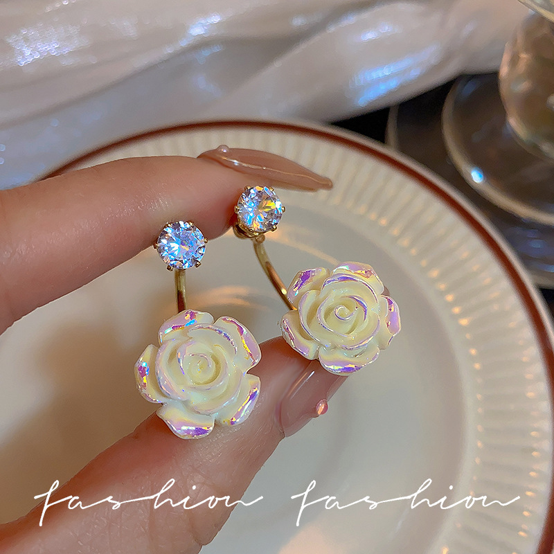 Stylish and trendy white rose stud earrings, ins iridescent simple and fresh earrings, diamond-encrusted C-shaped double earrings full figure