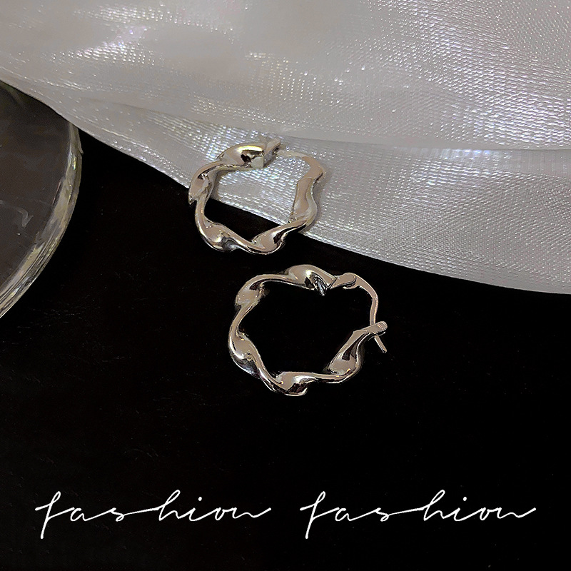 Light luxury and elegant wave earrings, women's niche cold style earrings, silver needles, high-end ear studs, unique ear rings and earrings details Picture