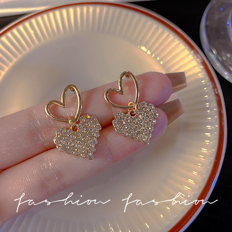 925 Silver needle retro Hong Kong-style heart-shaped earrings, internet-famous, unique and elegant stud earrings, high-end, light luxury and niche earrings for women full figure
