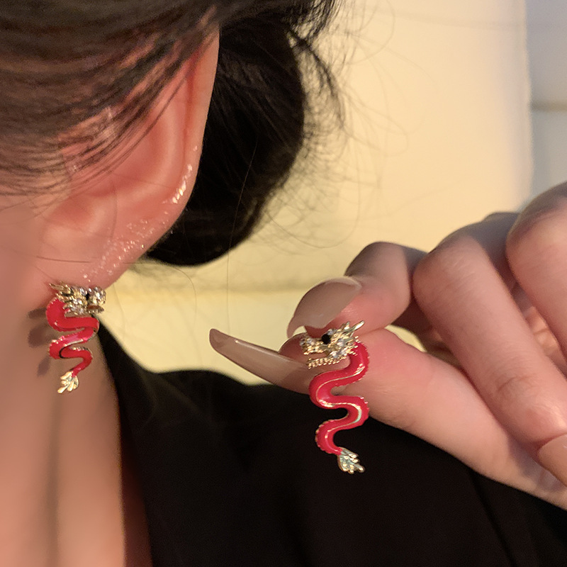 Light luxury and high-end style, dragon-shaped earrings for women in the zodiac year, Chinese style, fashionable, unique and individual, small and exquisite earrings details Picture