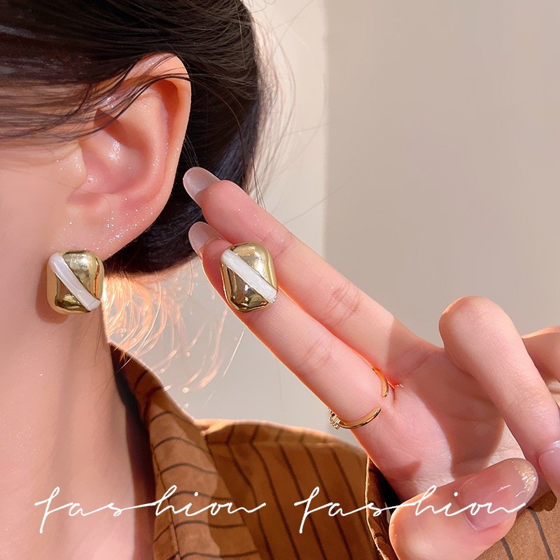 Fashionable and retro color-block glossy stud earrings, feminine charm, geometric, versatile, high-end, and niche design metal earrings details Picture