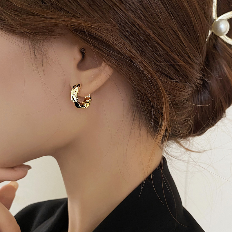 Light luxury earring earrings, women's niche design, high-end earrings, 2023 new style, elegant ear studs, gold pigment ear rings Application Scenario