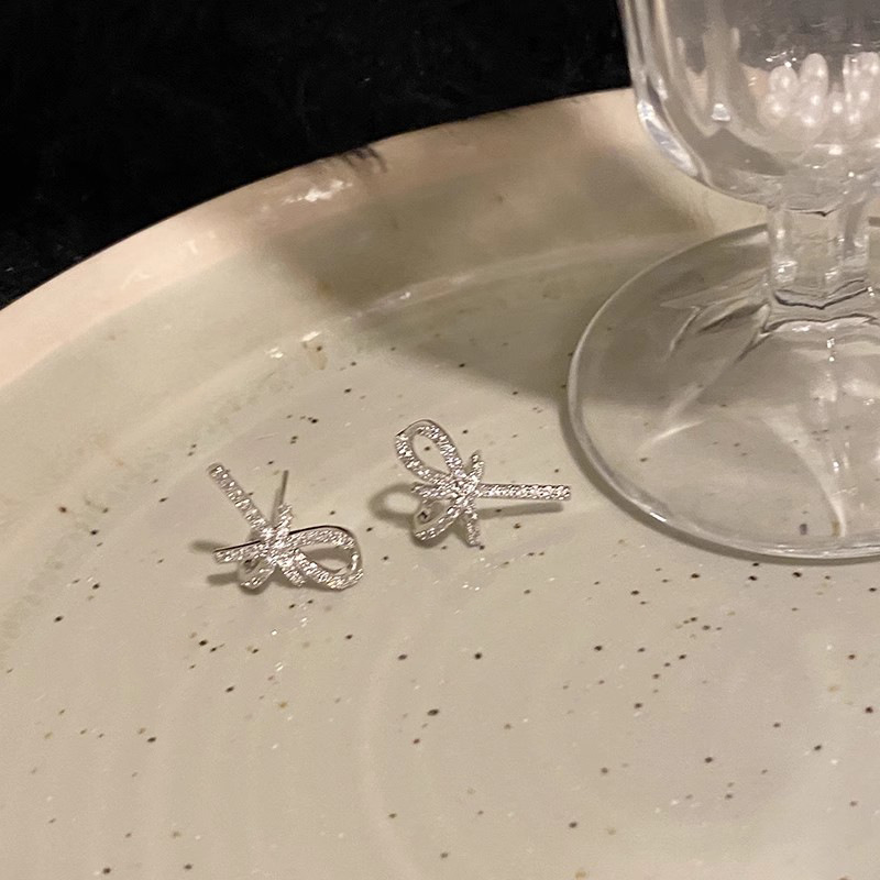 Instags-style silver full-diamond bow earrings, a high-end and light luxury round face silver needle stud accessory with a unique design sense for women Application Scenario