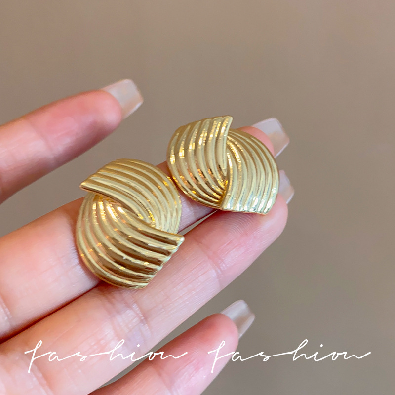 High-end metal earrings, retro vacation style stud earrings, the same style as the Instagram blogger's unique and fashionable French retro earrings full figure