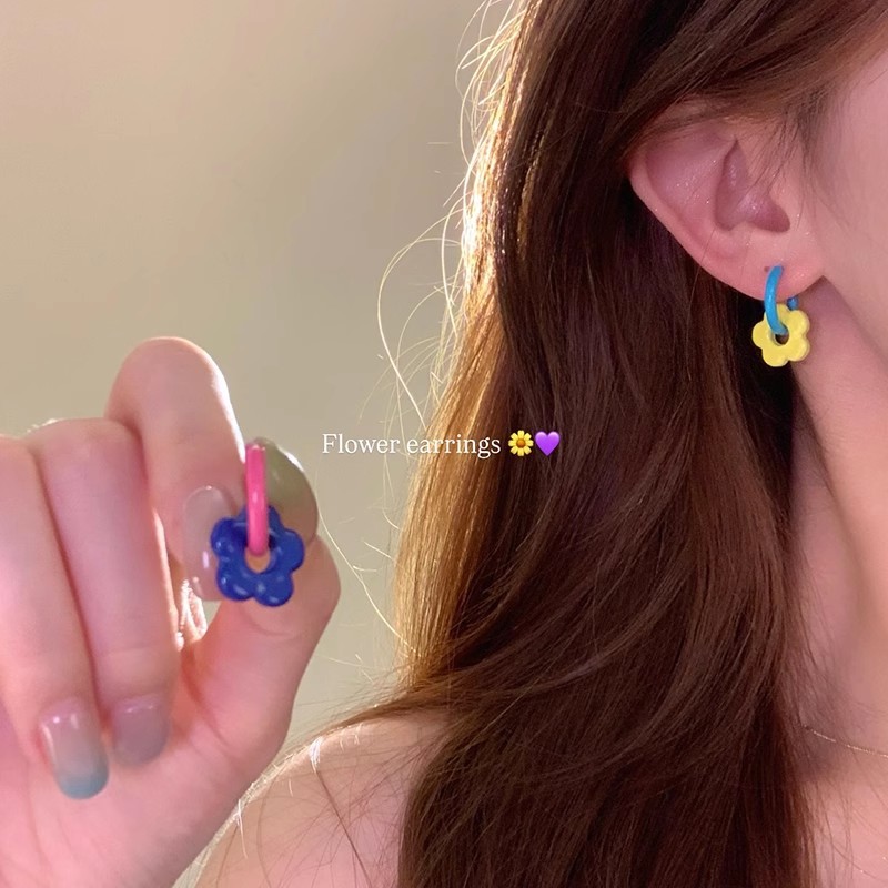 The energetic girl's spring and summer color-matched dopamine flower ear rings for women have a unique and versatile design, as well as sweet earrings full figure