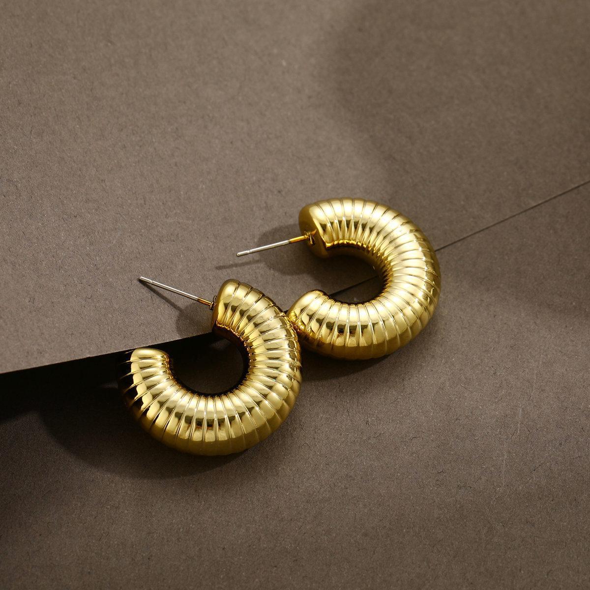Wholesale of popular cross-border European and American threaded stud earrings for women, featuring a simple yet sophisticated look and a unique golden style Application Scenario