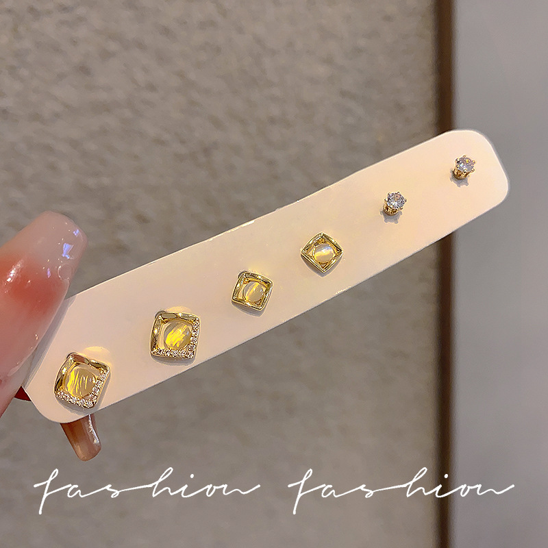 The Four Directions Wealth Earstud earrings exude a light luxury and high-end vibe. The square-shaped cat's eye earrings are a niche and unique earpiece that has become a popular online celebrity full figure