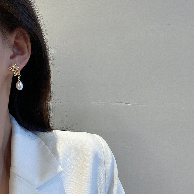 S925 Korean version stud earrings, retro butterfly pearl hollowed-out diamond earrings, feminine and simple design sense earrings details Picture