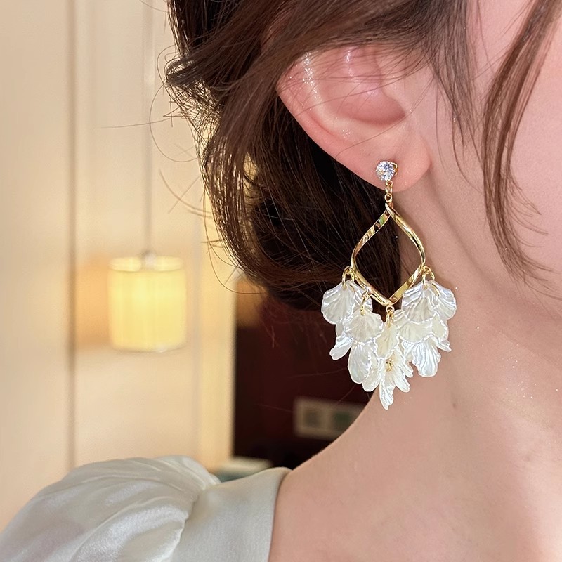 French super fairy-like skirt hem tassel pearl earrings, women's light luxury and high-end style, grand and exquisite ear studs Specification drawing