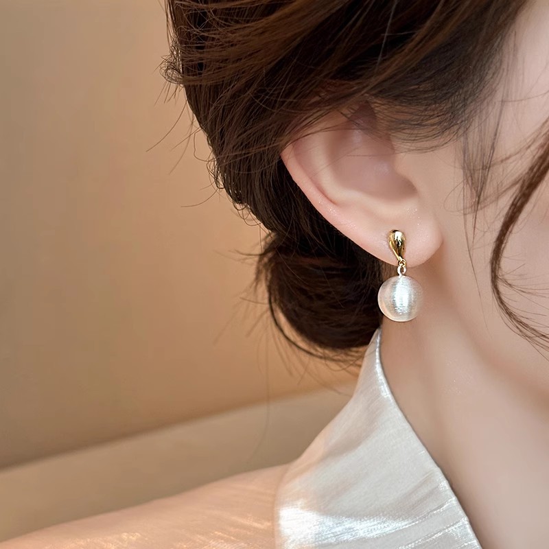 The unique and distinctive frosted brushed metal ball stud earrings are a new bestseller for autumn and winter in 2025, exuding a sense of light luxury and sophistication Application Scenario