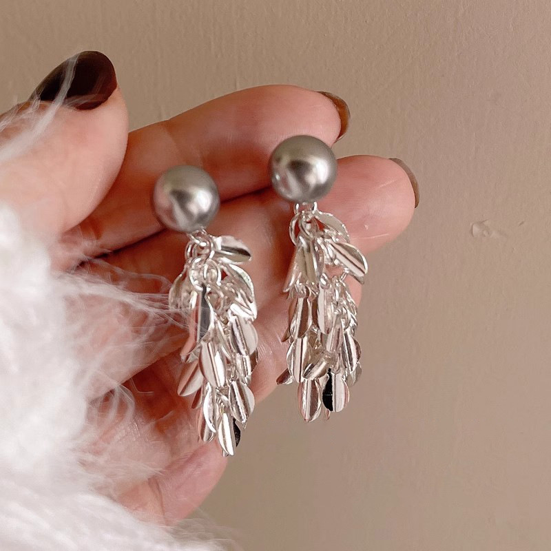 Silver and bright small leaf tassels, pale grey pearl stud earrings, 925 silver needle, super fairy-like, slimming and elegant earrings and pendants details Picture