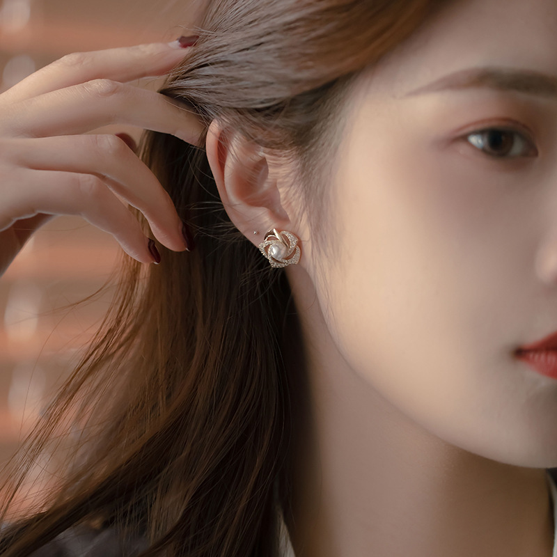 Korean retro diamond-encrusted rose stud earrings, female Internet celebrity style, ins personality stud earrings, 925 silver needle earrings wholesale details Picture