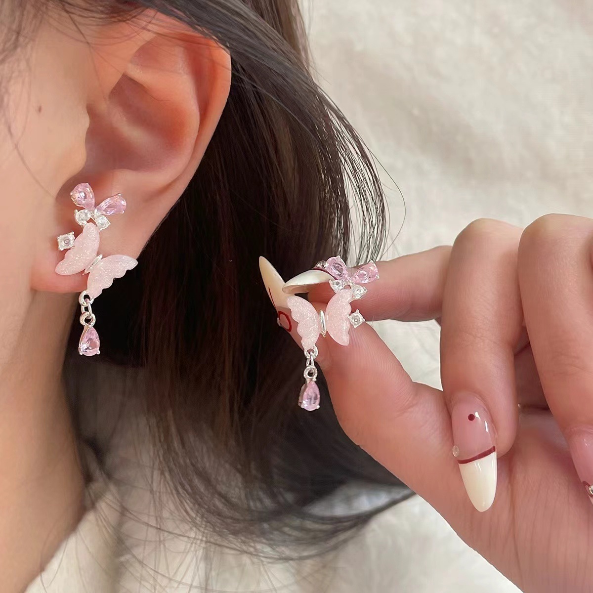 Pink girlish butterfly tassel stud earrings, sweet Korean style, high-end, fashionable and elegant earrings, niche earrings and pendants Specification drawing