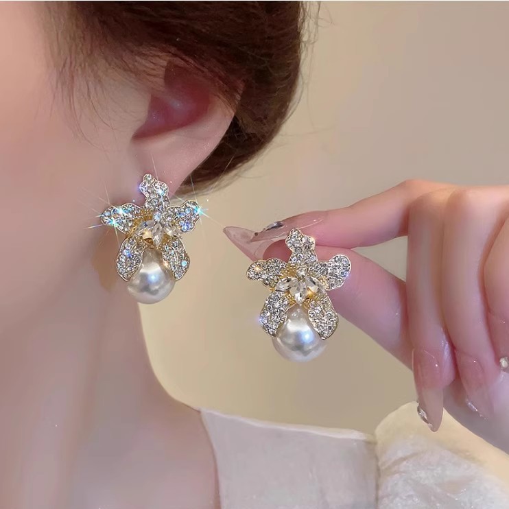 French fashion, exquisite, retro diamond-encrusted pearl flower stud earrings, light luxury, elegant temperament, cold style, high-end feel full figure