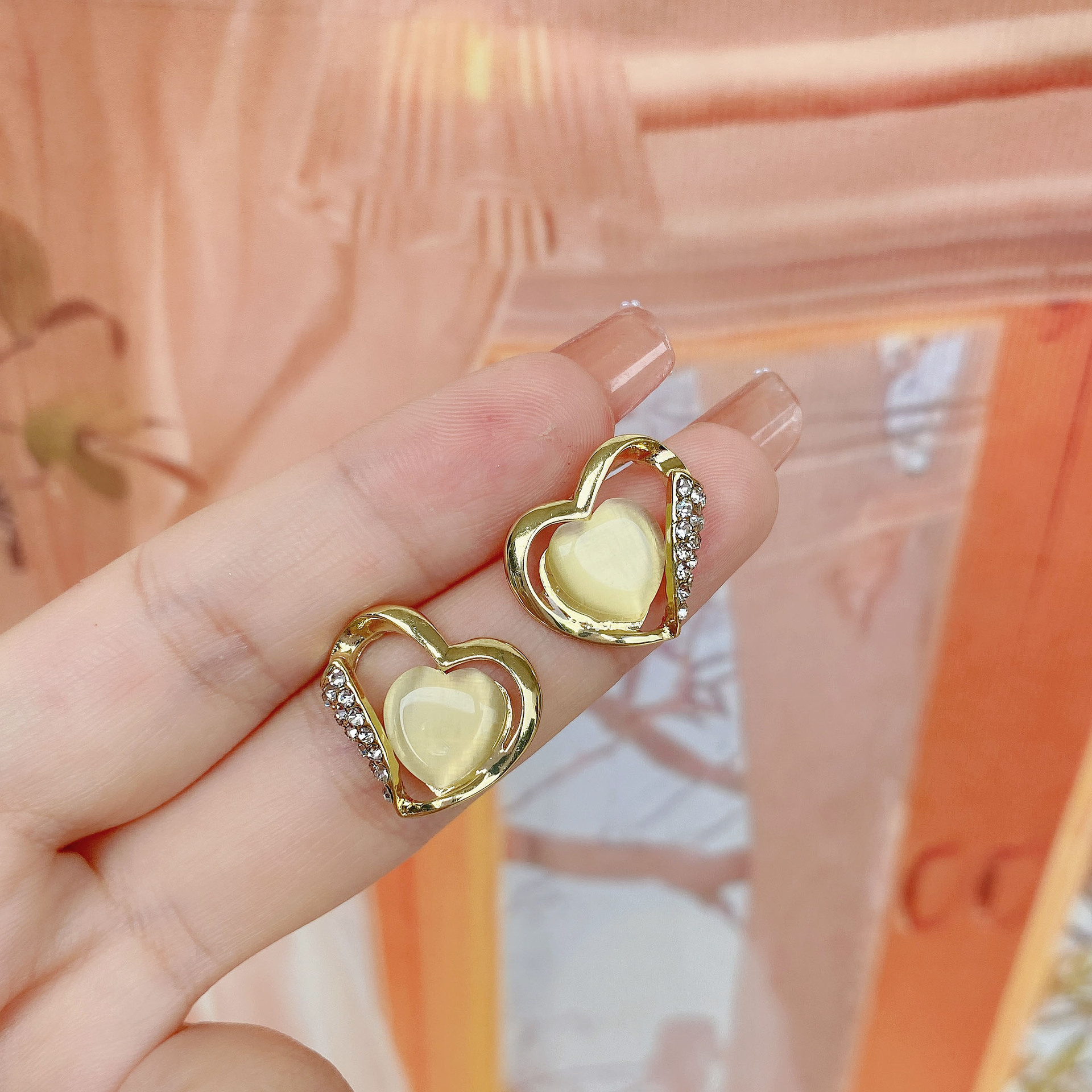 S925 Silver Needle, simple and elegant cat's eye heart-shaped earrings, slimming for round faces, fashionable and individual stud earrings with diamonds Application Scenario