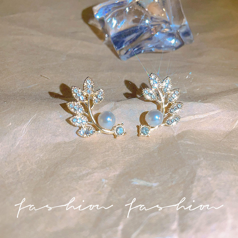 The S925 silver needle pearl stud earrings from Dongdaemun, South Korea, are a fashionable, simple, retro and versatile light luxury ear accessory full figure