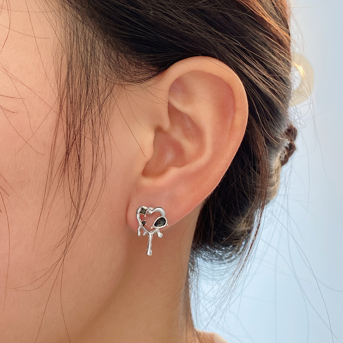 Punk-style dark zircon heart-shaped stud earrings, creative and personalized heart-shaped earrings, ins cold style stud earrings wholesale Application Scenario