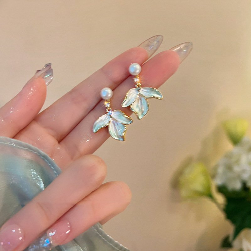 Silver needle sweet petal pearl earrings, women's fashionable and elegant, versatile stud earrings, fresh and high-end, light luxury earrings full figure