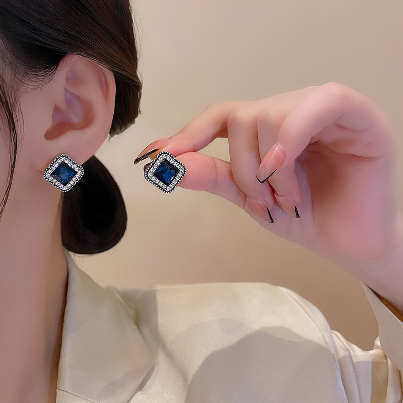 High-end, elegant and versatile stud earrings for women 2025, new trendy and simple style, trendy and stylish earrings, light luxury and individual earrings details Picture