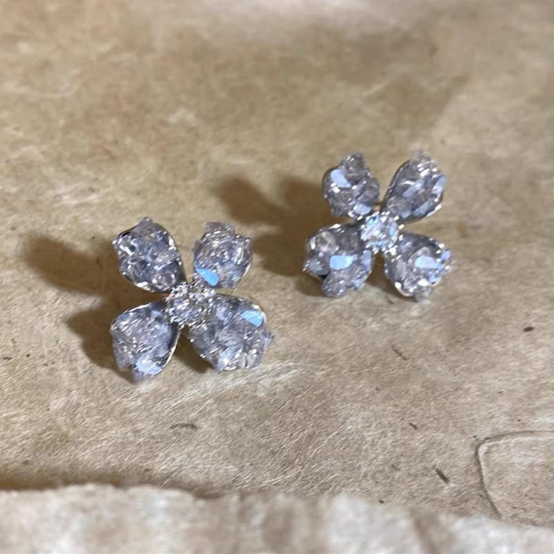 The S925 silver Needle purple crystal flower earrings exude a sense of high-end sophistication and are a niche Instagram forest-themed stud accessory. They are a light luxury and internet-famous earpiece details Picture