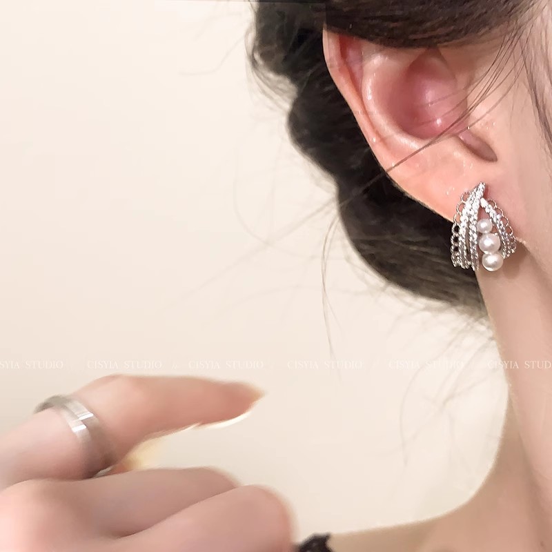 French-style exquisite pearl earrings for women, exuding a sense of light luxury and sophistication, with an elegant and unique charm. Unique and niche stud earrings, ballet-style earrings Application Scenario