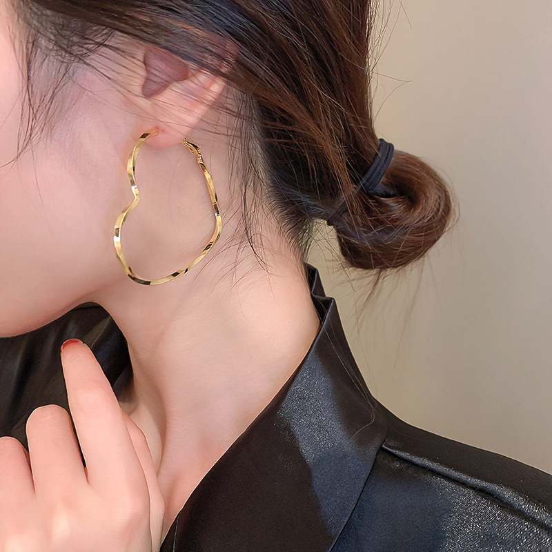 s925 Silver needle European and American heart-shaped earrings, a fashionable retro metal exaggerated ear ring for women, with a cold style and a unique personality Application Scenario