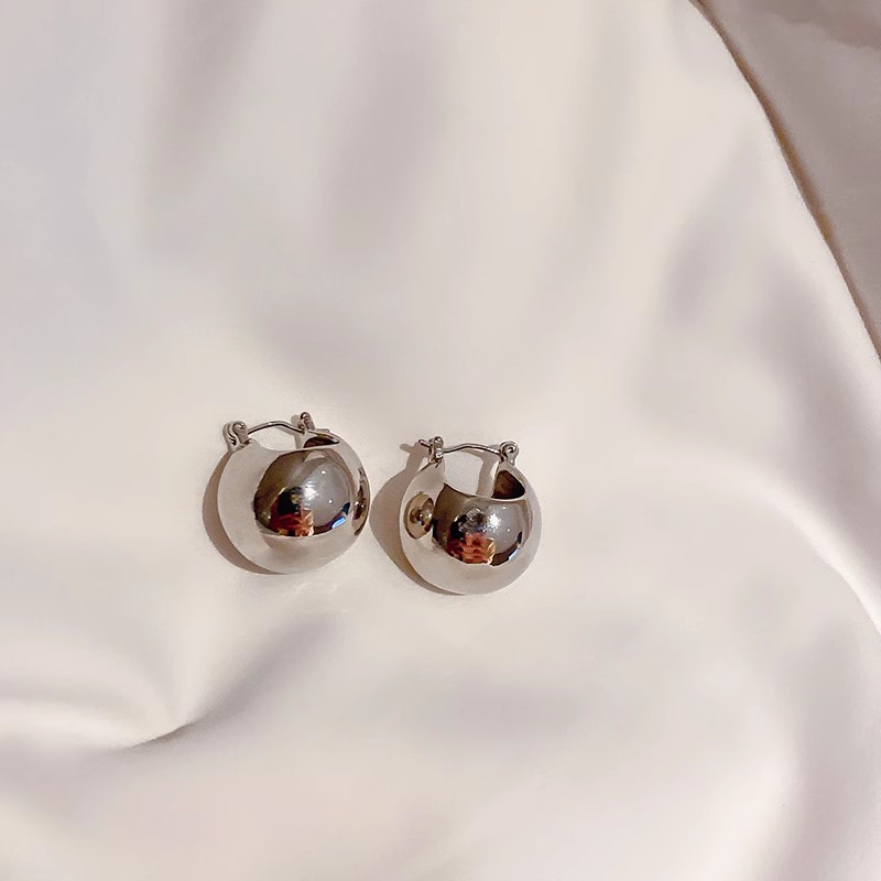 Retro Hong Kong-style metal round stud earrings for women, light luxury and fashionable style, niche design, high-end and unique earrings Application Scenario