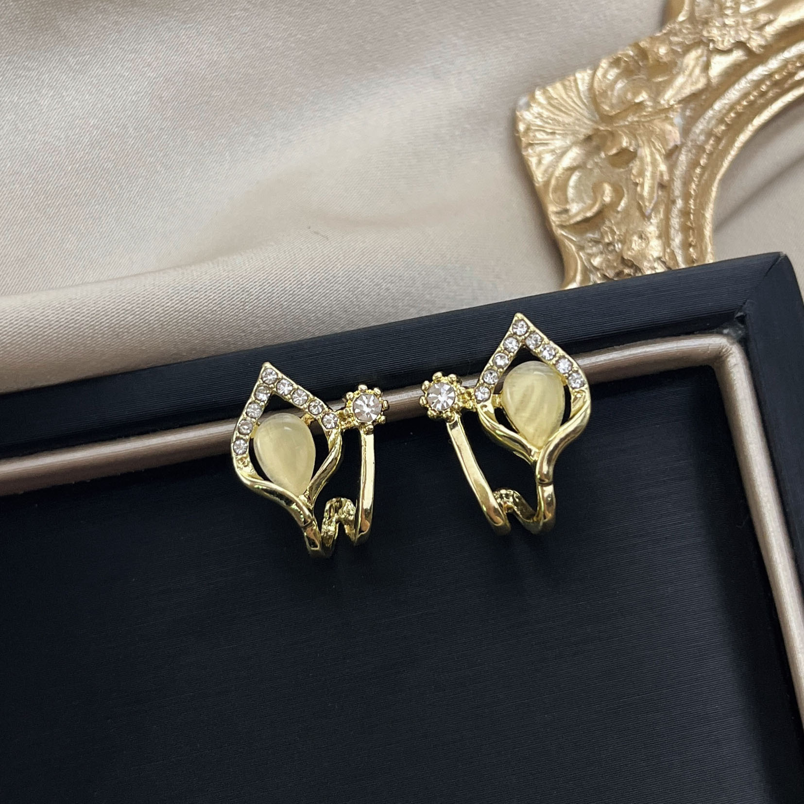 S925 Silver needle hollowed-out cat's eye stone diamond-encrusted stud earrings, new trendy and simple style silver needle earrings, small and exquisite earrings Specification drawing